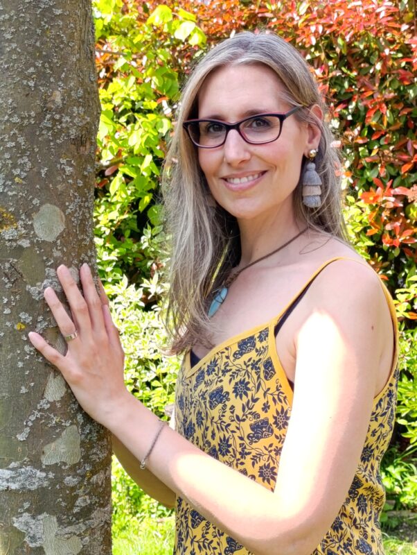 Nicole Mertens ist Gründerin von Neuzeithelden – sie begleitet dich mit Herz auf deinem Weg zu spirituellem Wachstum und innerer Transformation.